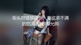 学姐撅着屁股让我用道具玩弄，可以把鸡巴全吞进去，主动上位激情爆草