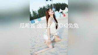 尾随偷拍 绿色吊带连衣裙极品少妇性感灰色窄内清纯脸蛋穿的这么骚反差真是太大了