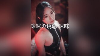  两女一男小少妇户外野战路边交后入，搞一会来人回车上，手指扣逼掰穴特写