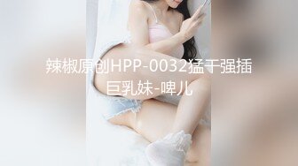  G奶肉感极品美女，吊带小背心多兜不住，无毛一线天肥穴，振动棒猛捅自慰，高潮流出白浆