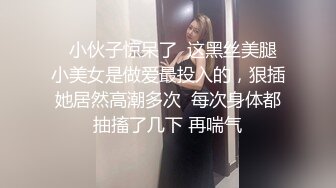 抄底漂亮少妇 旁边儿子这么大了 还穿蕾丝花边黑骚丁 大屁屁真肥