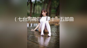 一手抓不过来的大奶子少妇跟小哥激情啪啪，让大哥后入爆草抽插无套玩弄，淫声荡语不断，露脸给大哥舔弄鸡巴