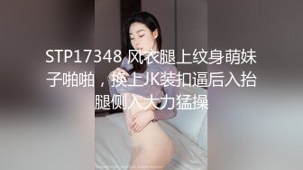 两01年萝莉萌妹双飞，一人一套连体网袜，帮忙抬腿看着姐妹被操