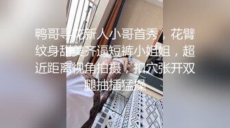 包臀裙露腰套装美女街边秀恩爱被抄底圆点内裤