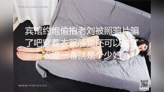  御姐范美女骚起来风情无可抵挡，高挑白嫩逼毛迷人，蹲着吸鸡巴坐上去起伏吞吐