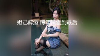 温柔系妩媚美妞，扎起双马尾一脸清纯，男友疯狂吸奶子一脸享受