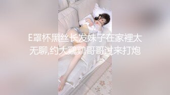 眼睛里有光的骚妹子深夜陪狼友骚，互动狼友听指挥好多丝袜换着给狼友看，揉奶玩逼看特写， 撅着屁股好性