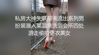 超骚的黑丝人妻大秀诱惑，跟狼友互动撩骚淫声荡语，逼逼特写坐插玩弄道具，把骚逼插到喷水高潮，呻吟可射