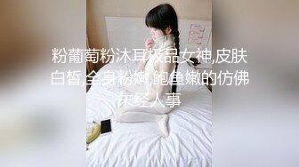 【新片速遞】  皮膚白皙美乳妹,應該是坦克,玩弄新玩具自動炮機,坐上面享受機器抽送快感