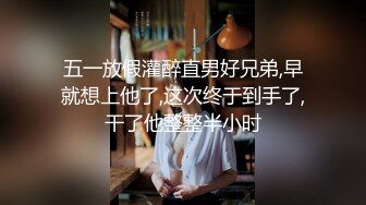  熟女阿姨偷情老外 又舔又亲 被无套输出 完事还送阿姨一条裙子 非常开心