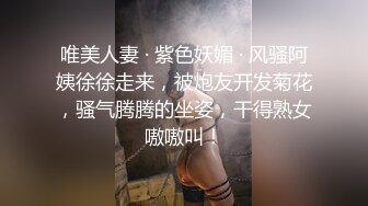 逼都不玩先用手指捅她小穴