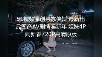 穿着浅蓝色轻飘飘百褶裙美女逛街裙子被风吹起内裤全露出发现用手去捂已经晚了