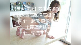  年轻学姐客厅深喉大屌，蹲下卖力，展现完美技