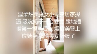    诱人的黑丝嫩模，边吃玉足边做爱：你的脚好漂亮哦，逼逼也好美