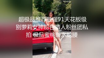   极品大胸小少妇带大黑牛同步按摩 鲍鱼里的淫水声打湿床单