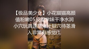 背带裤短丝袜的烫发熟妇