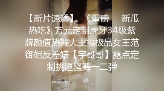 镜子前欣赏老婆