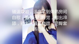 【新片速遞】哺乳期的小奶妈，一个人在家带孩子直播赚外快，全程露脸边挤奶边拿道具抽插无毛逼，淫水很多听狼友指挥刺激