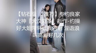  黑丝高跟露脸女模特让大哥抱着掰开骚穴给狼友看真骚，交大鸡巴让大哥在床上各种抽插爆草