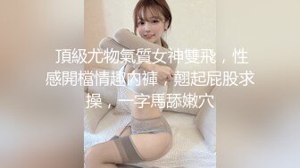 穿吊带的极品学妹露脸精彩大秀直播，跟狼友互动听指挥脱光了发骚，自己玩着奶头自慰逼逼