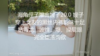 168CM美腿小妞，笑起来舔一脸呆萌，扒掉裙子内裤，蹲着吸屌活很不错