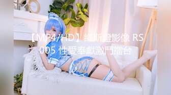 看到那丰满的咪咪、湿润的小穴，我胯下的肉棒禁不住勃起。女儿的朋友全都是巨乳美少女，身着制服更是无比迷人，胯下的肉棒早已按捺不住勃起！2