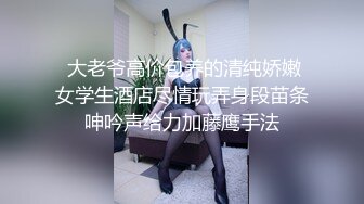 轻熟女露脸乳夹丰满大奶子，道具插穴撅起屁股掰穴特写道具吸在地板整根插入