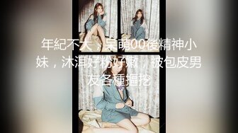 理发店熟女老板娘 小伙一手摸奶 一手摸逼 小伙子没有忍住 一下就口爆了