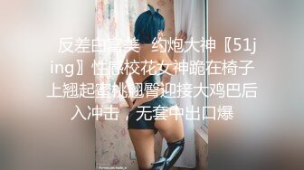 奶子很软的极品小少妇深夜露脸陪狼友发骚，慢慢脱光衣服揉捏骚奶子，粉底刷摩擦奶头刺激，自慰逼逼呻吟好骚