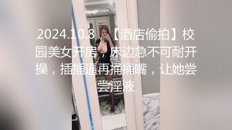 金发女抓着自己男友鸡鸡玩深喉