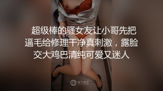 【小性感】一个人走到公共厕所脱下裤子来玩自己小穴 把我的拳头全部插进去 还是不够爽拿着道具狂插