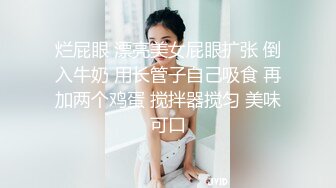  调教漂亮小女友，带上项圈，翘起屁股小皮鞭拍打，埋头吸吮吃屌