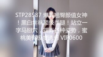 抓奸现场暴揍后逼着当众口交做爱。众人：爽不，快点口啊，给他吓阳痿了，你不骚逼吗，你玩我兄弟呢，你还装逼不，你会叫不！