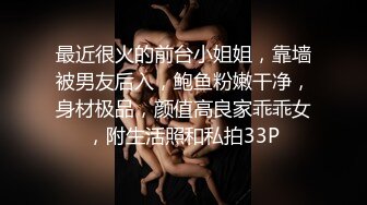 妹子面带笑容傍晚就在大马路上边走边自拍宽衣解带