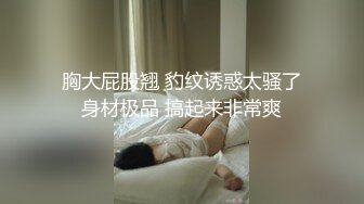 唱歌唱的正嗨服務生亂入竟誘惑服務生一起加入荒唐女大生的性愛KTV淫亂趴[