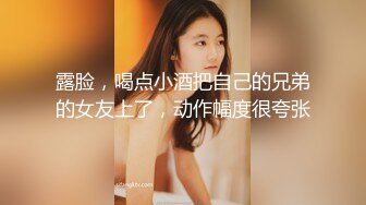 蜜桃臀小骚货躺在床上被大哥草嘴玩奶子掐奶头，主动上位被大哥无套爆草抽插各种姿势蹂躏，直接干内射真骚