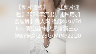 穿上吊带丝袜后变身小母狗