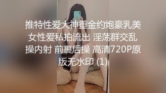 偷拍女神上厕所，抽着烟，好屌