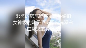 户外露出，真实刺激！~【你的户外小淫妇】，商场公园地摊，周边行人不少，又紧张又激动，水流好多 (3)