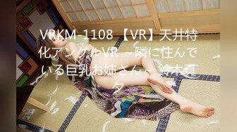 白牛仔裙美女内裤勒进屁股里