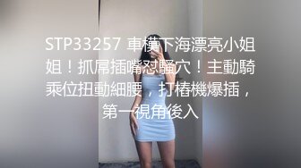 就喜欢用奶子比心的颜值骚货，黑丝情趣跟两个小哥沙发上激情3P