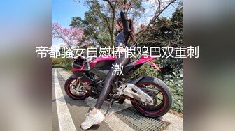 电脑桌前草女友