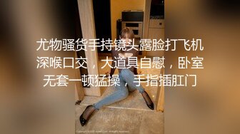 悍妇当街暴打偷手机无内女贼,众人围观看逼逼