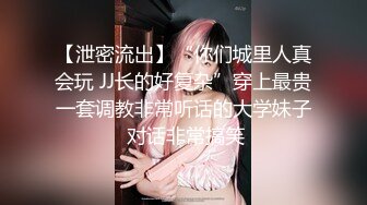 屌丝门缝下偷窥女邻居洗澡在手淫 故意压着嗓子淫笑了几声,妹子瞬间动作僵硬住了.