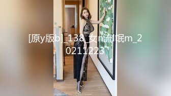 黑客破解家庭网络摄像头偷窥少妇妈妈趁女儿熟睡拿出手机和出差的爸爸视频性爱神交