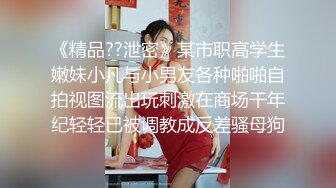 花臂纹身娇小美女撩下衣服就要吸奶子跪着深喉舔屌