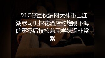 办公楼女厕全景偷拍背带裤小姐姐的多毛小黑鲍